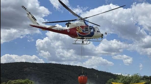 Vasto incendio nelle campagne di Siligo, il fumo invade la 131: strada riaperta al traffico