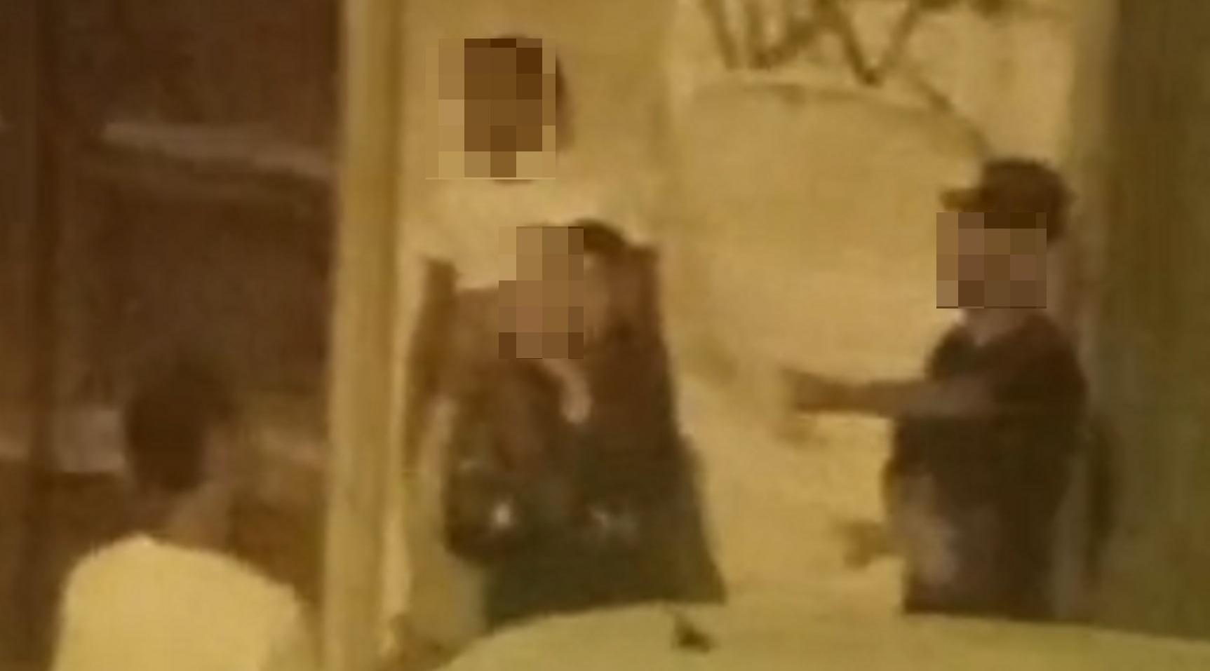 Una foto scattata dai residenti durante la nottata