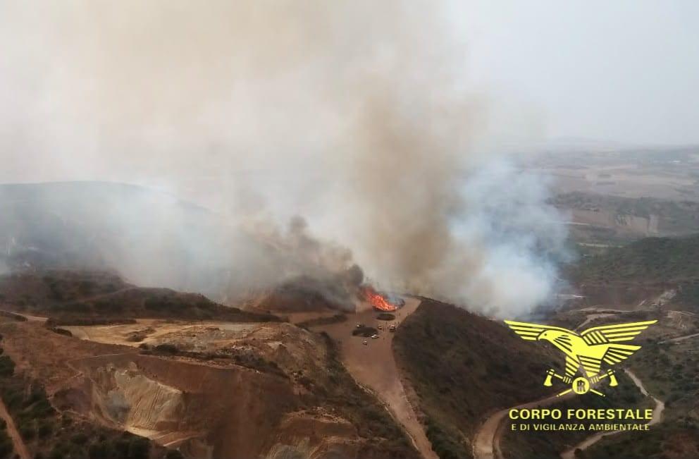 Inferno di fuoco nell’isola, altri due violenti incendi nel sud Sardegna: in volo Canadair e tre elicotteri