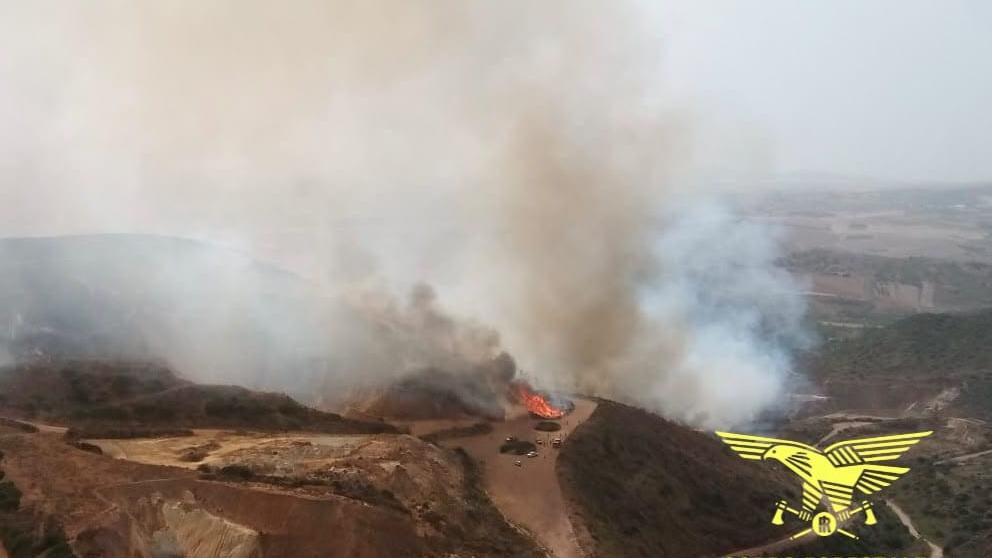 Inferno di fuoco nell’isola, altri due violenti incendi nel sud Sardegna: in volo Canadair e tre elicotteri