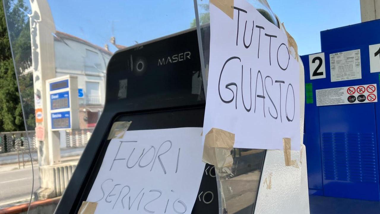 Argenta, senza carburante sulla Statale 16: «Su tre distributori nessuno eroga»