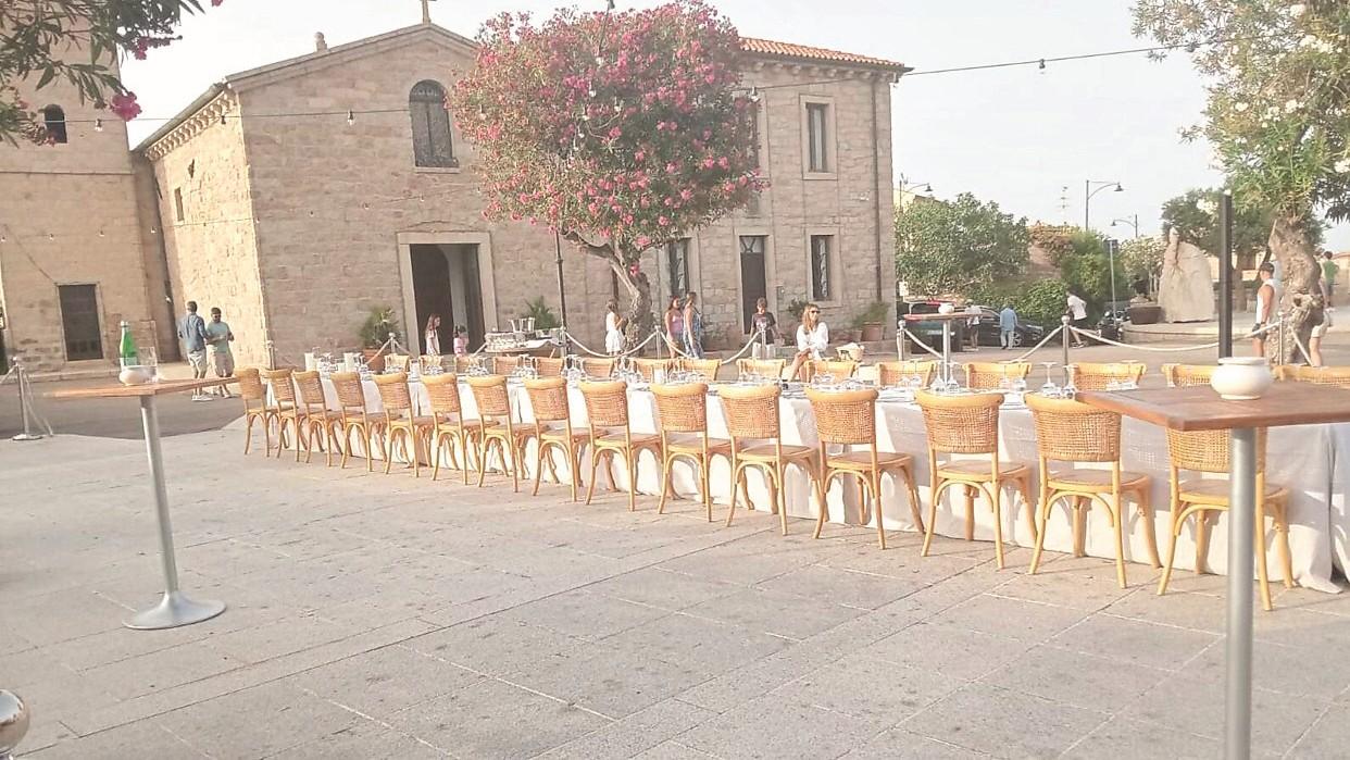 La piazza del paese viene chiusa per una cena-evento privata: cresce il malcontento tra i residenti