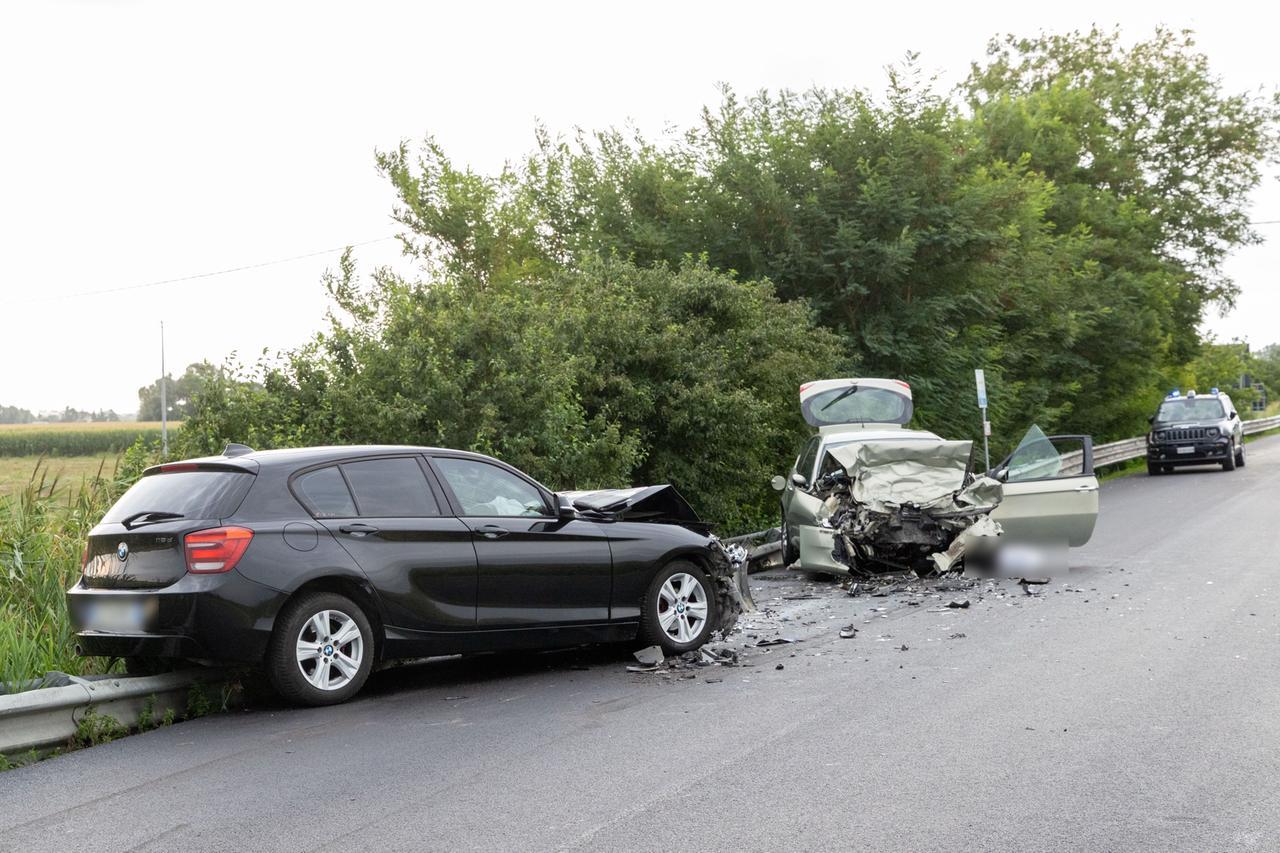 Comacchio, frontale fra due auto sulla via del Mare: muore una 80enne
