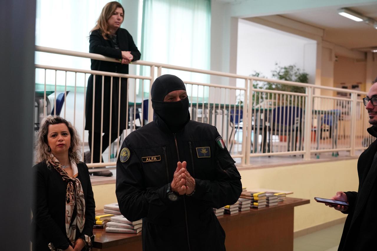 
	"Alfa" durante una visita in un istituto superiore di Pontedera (foto Stick)

