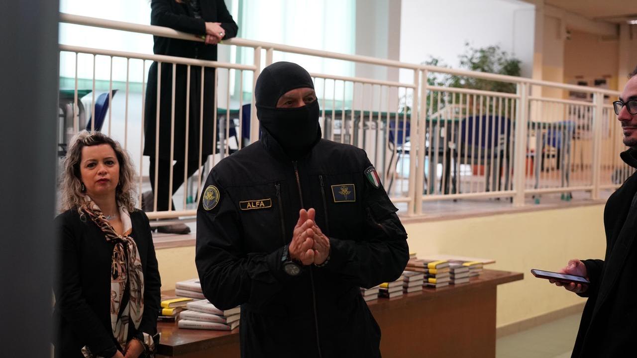 "Alfa" durante una visita in un istituto superiore di Pontedera (foto Stick)