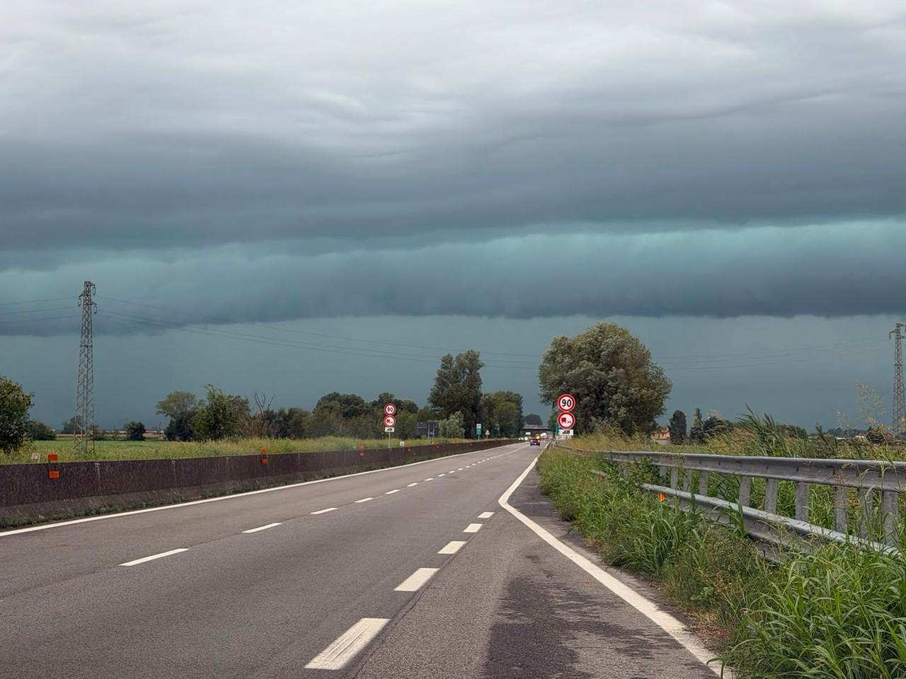 Ancora temporali in provincia di Ferrara, pioggia e vento in mattinata e rischio caduta alberi: la Super è allagata