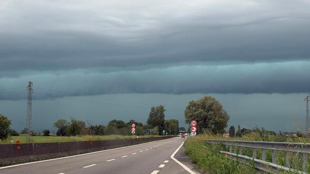 Ancora temporali in provincia di Ferrara, pioggia e vento in mattinata e rischio caduta alberi: la Super è allagata