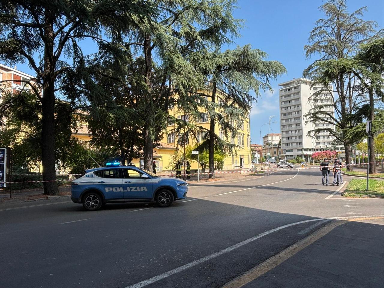 Reggio Emilia, pacco sospetto in banca: strada chiusa, attesi gli artificieri