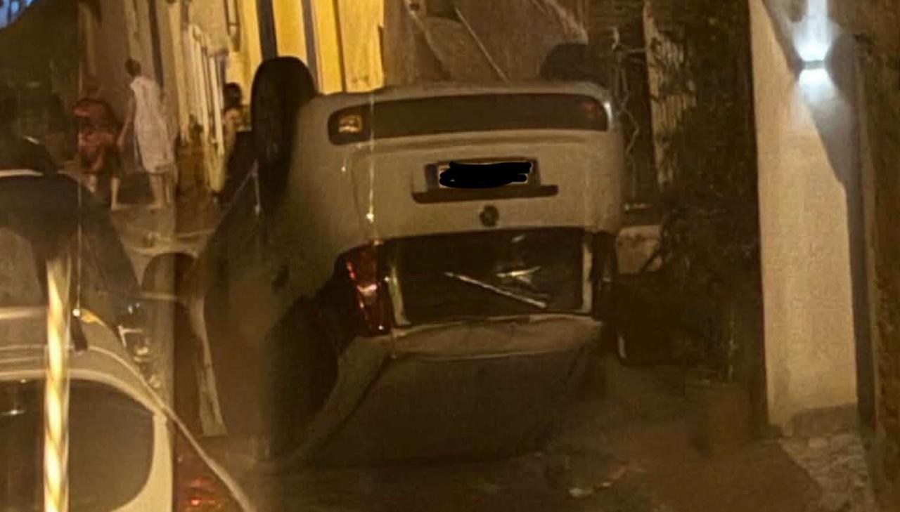 
	L'auto ribaltata (foto Livornogramm)

