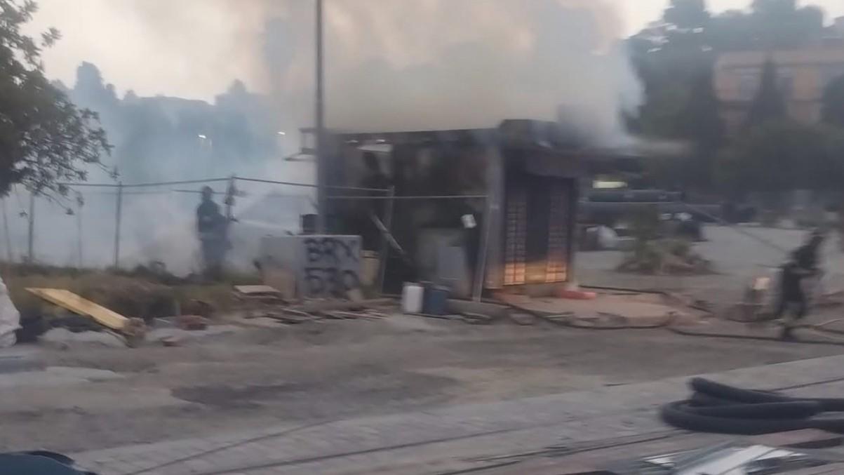 Paura nella notte, un incendio distrugge la storica edicola