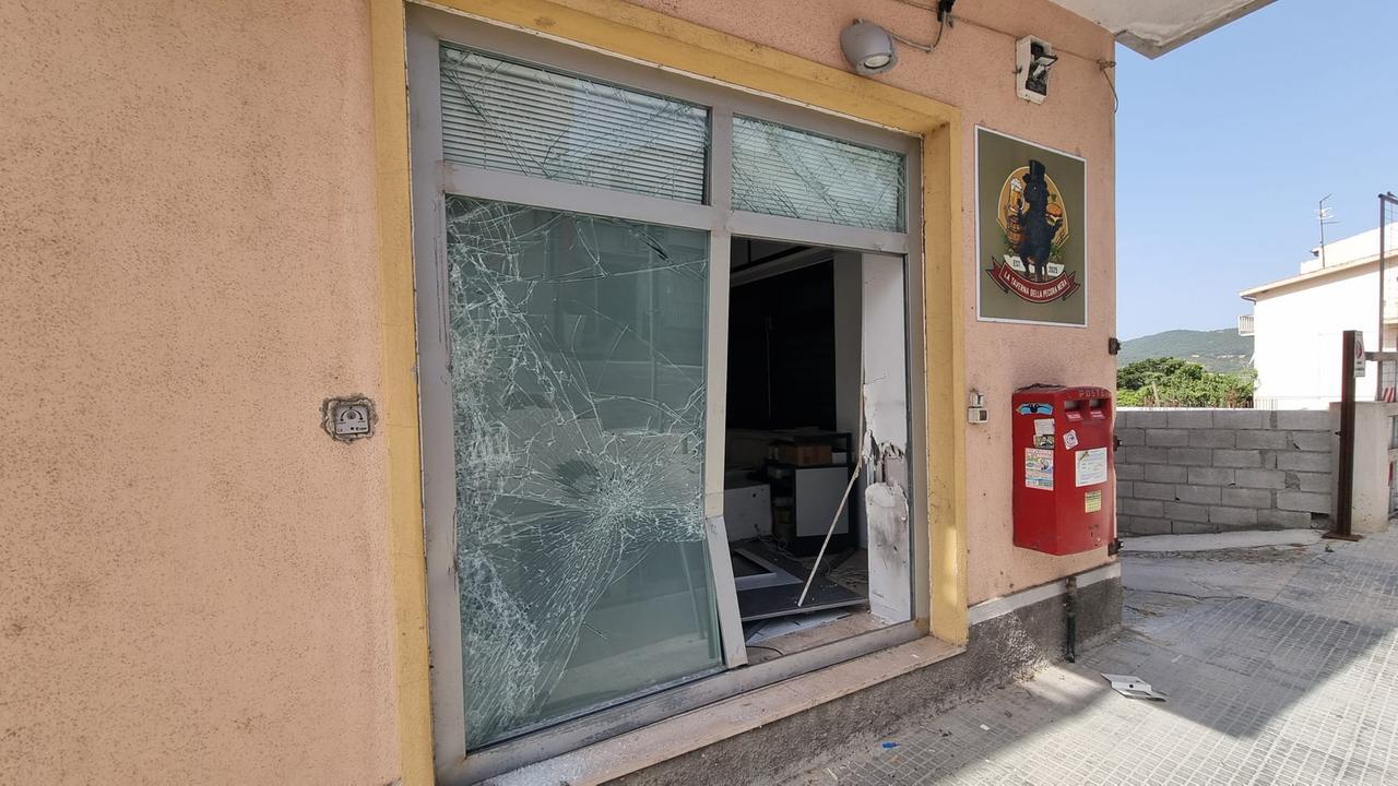 Il furgone usato come ariete e gli spari alle telecamere: così i banditi hanno assaltato il Postamat – La ricostruzione