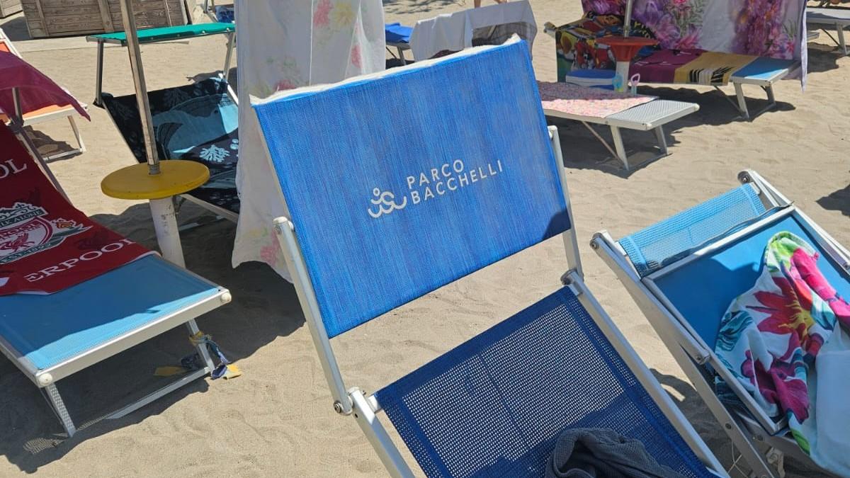 Ferrara, lettini rubati alla piscina Bacchelli: ritrovati sulla spiaggia in Albania
