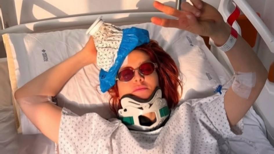 Borsa del ghiaccio e collarino, dopo la caduta Noemi rassicura tutti dal letto d’ospedale: «Ho la testa dura» – Il messaggio