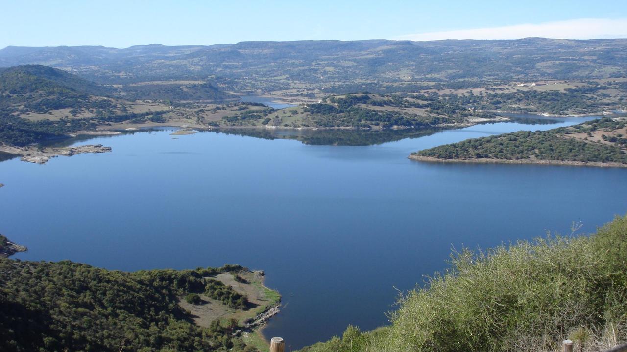Tragedia durante l’addestramento sul lago del Temo, muore un Vigile del fuoco: cosa è successo e chi è la vittima