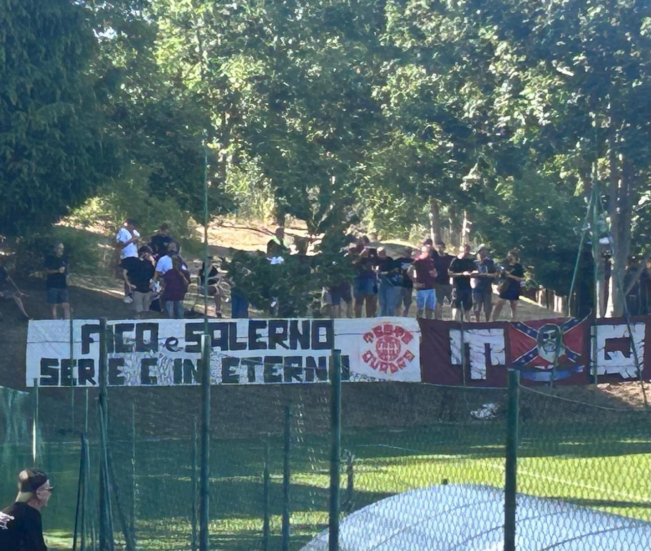 Reggiana, lo striscione polemico dei tifosi: «Fico e Salerno serie C in eterno»