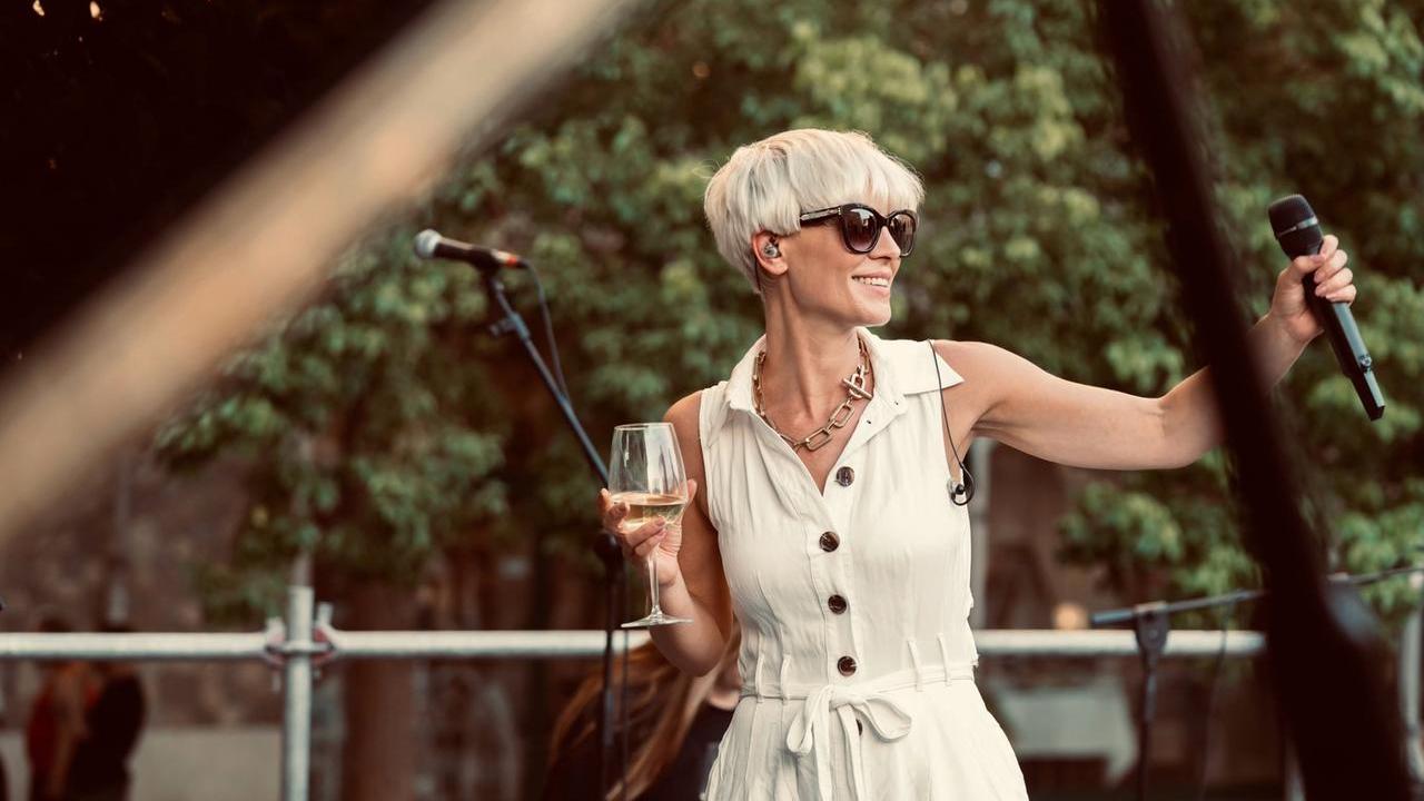 La cantautrice Mica Millar porta il soul britannico ai Chiostri di San Pietro