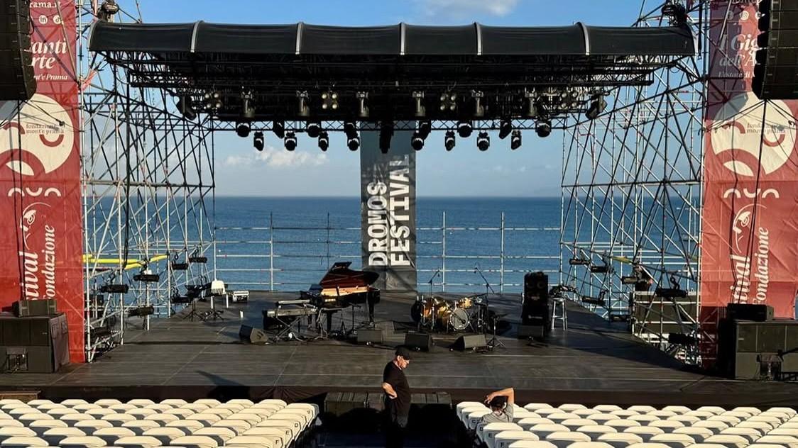 Via i sigilli, il palco del teatro Tharros torna disponibile: confermati gli eventi in programma