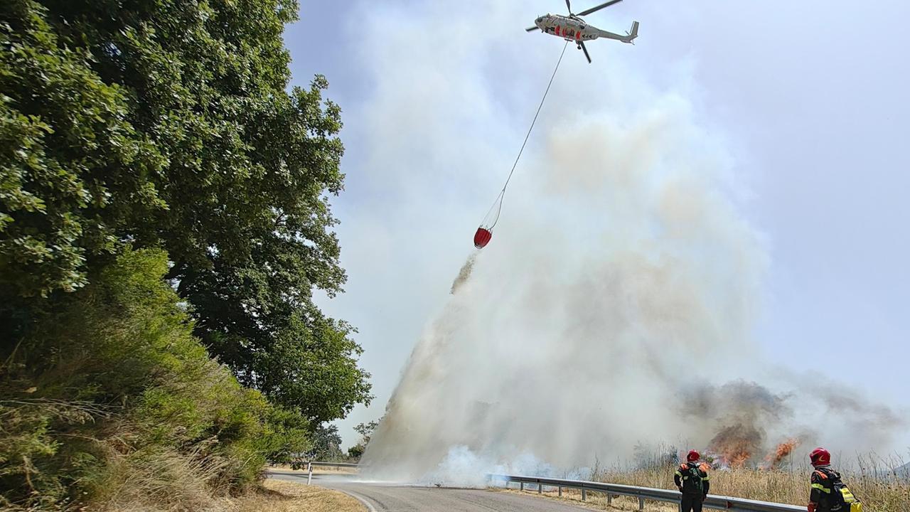 Fiamme da Oniferi a Olbia, elicotteri in azione: a Iglesias interviene anche il Super Puma