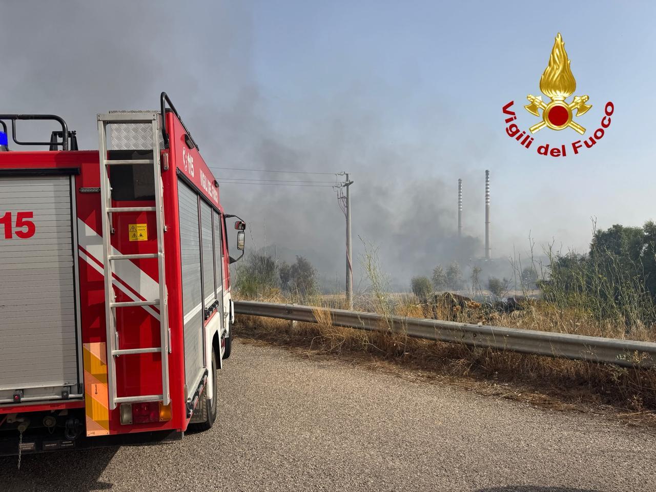 Incendio alle porte di Oniferi, fiamme vicino alle case: vigili del fuoco e forestale in azione
