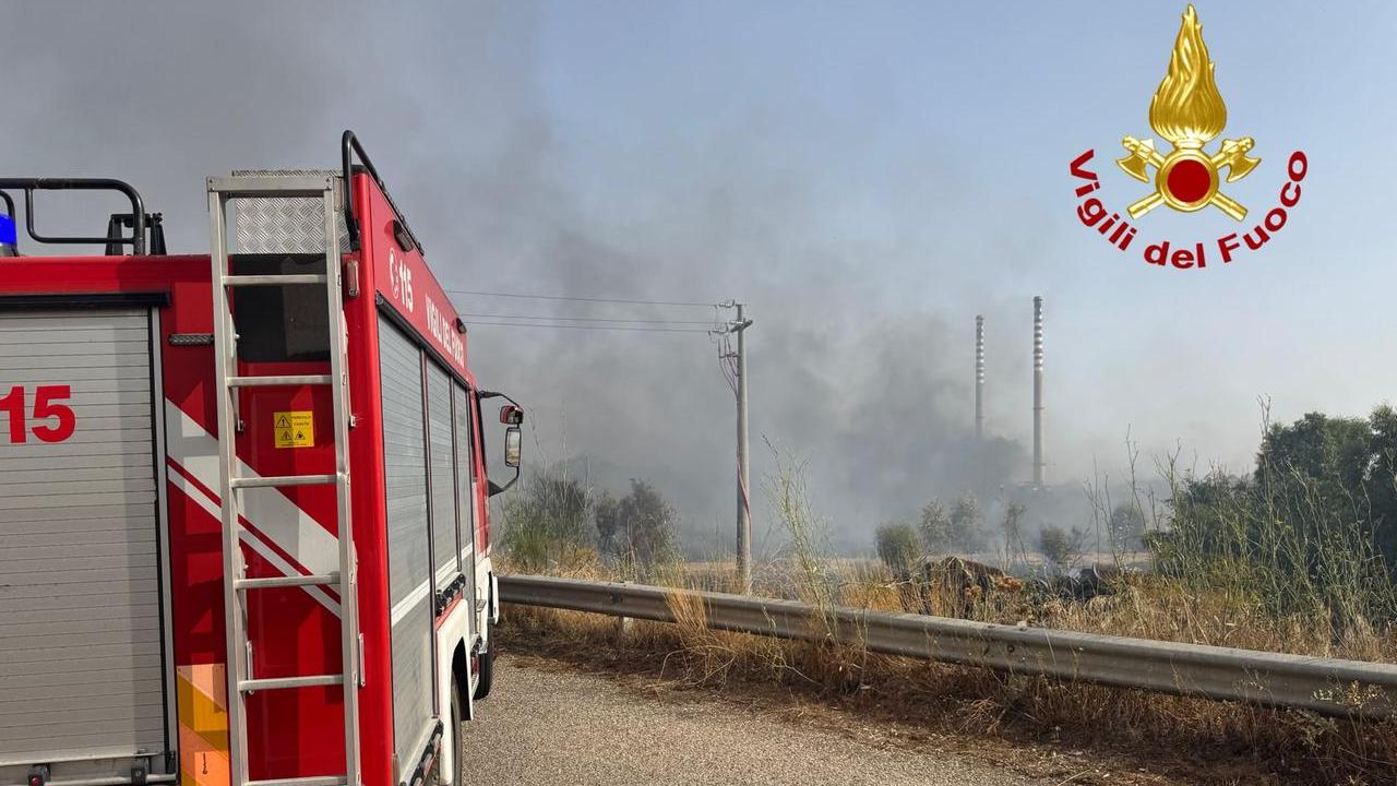 Incendio alle porte di Oniferi, fiamme vicino alle case: vigili del fuoco e forestale in azione