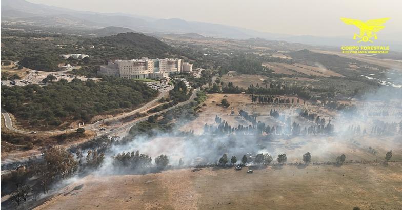 Incendio a Olbia, fiamme davanti al Mater e vicino all’aeroporto