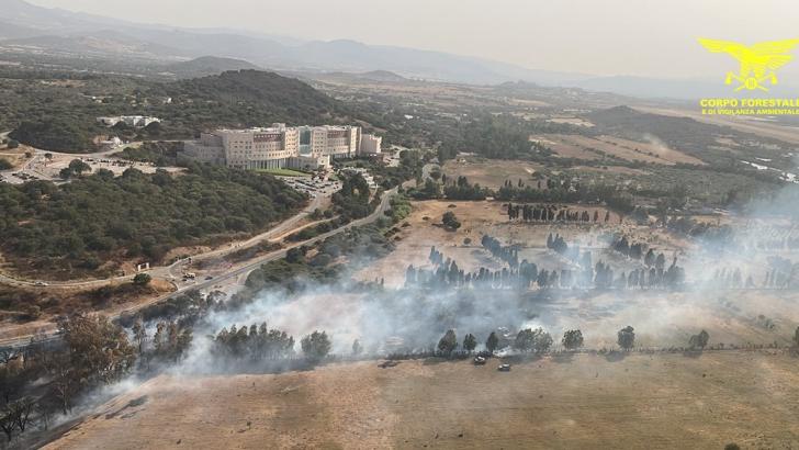 Incendio a Olbia, fiamme davanti all’ospedale Mater