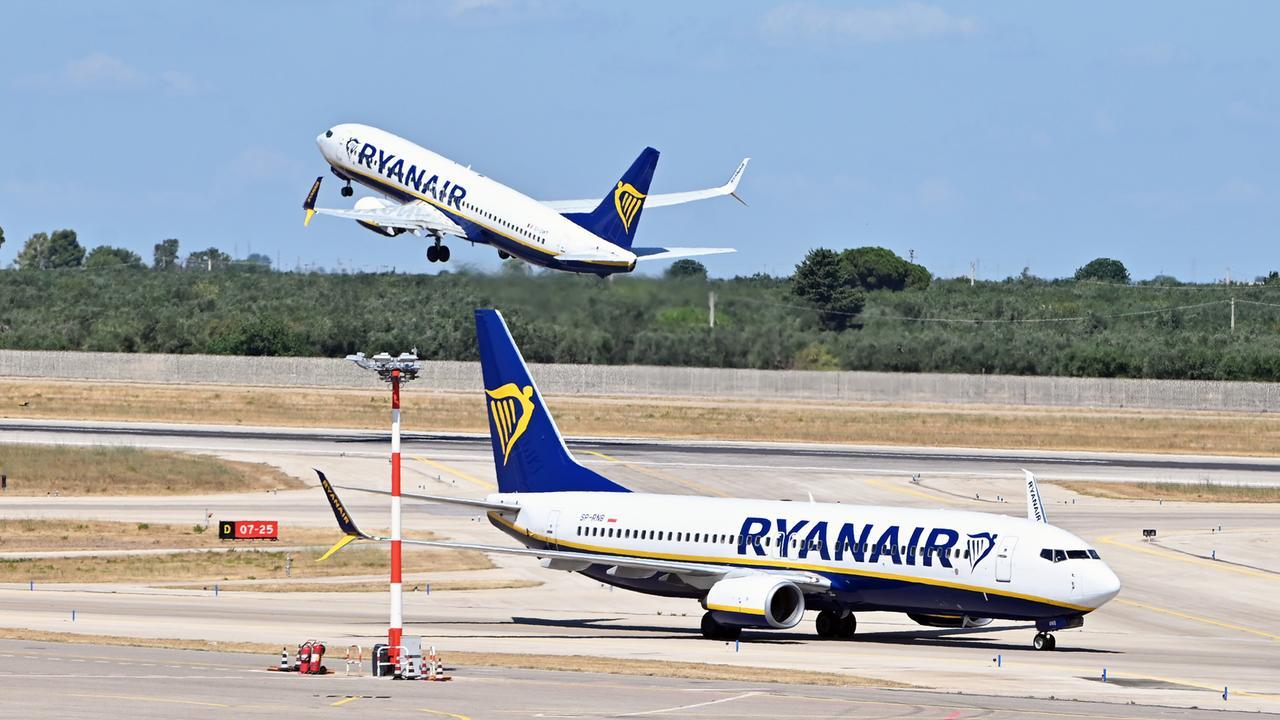 Ryanair, aumentano i passeggeri ma l’utile crolla del 34%