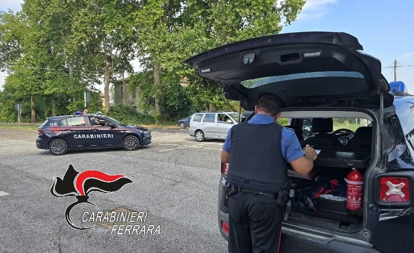 Portomaggiore e Argenta, controlli dei carabinieri: armi in auto, droga e illeciti ambientali
