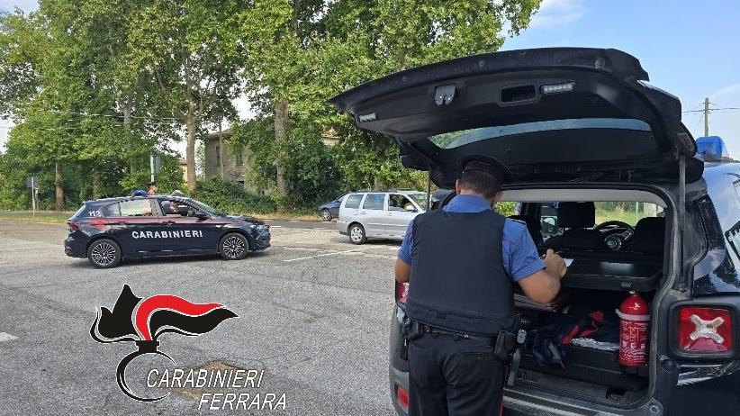 Portomaggiore e Argenta, controlli dei carabinieri: armi in auto, droga e illeciti ambientali