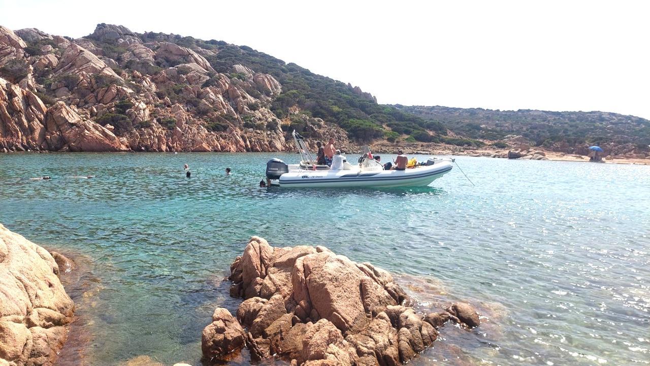 La Maddalena, gommone con il motore acceso in riva: i cafoni all’assalto dell’Arcipelago