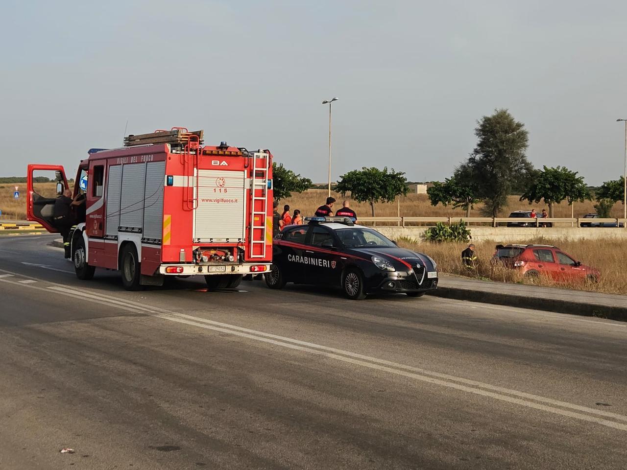 Porto Torres, entra male nella rotatoria e finisce con l’auto in un terreno incolto: donna ferita