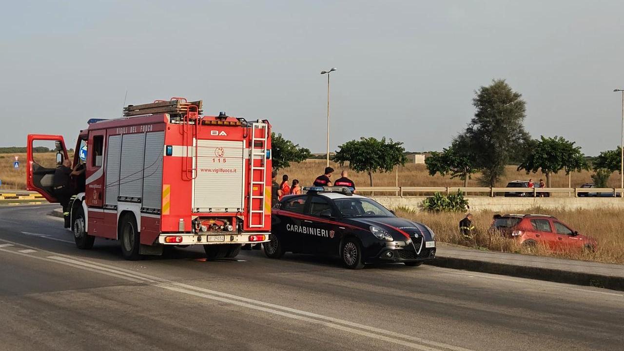 Porto Torres, entra male nella rotatoria e finisce con l’auto in un terreno incolto: donna ferita