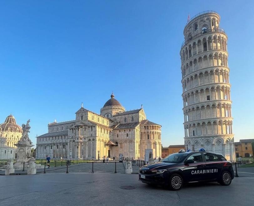 Pisa, lite in strada con un tirapugni in acciaio di 10 centimetri