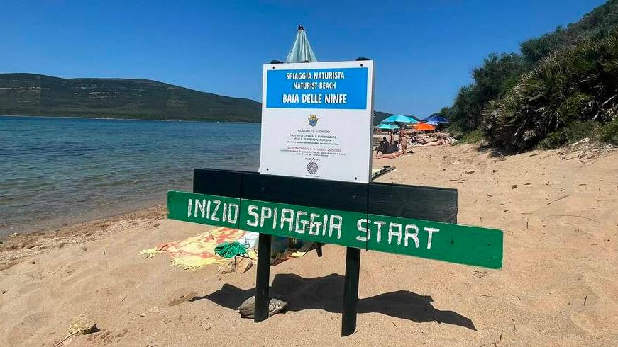 Alghero, naturisti sconfinano a Porto Conte: tensioni e intervento della polizia locale