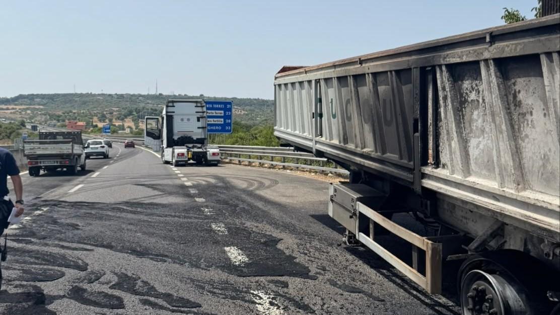 Sassari, paura sulla 131: in fiamme il rimorchio di un autoarticolato