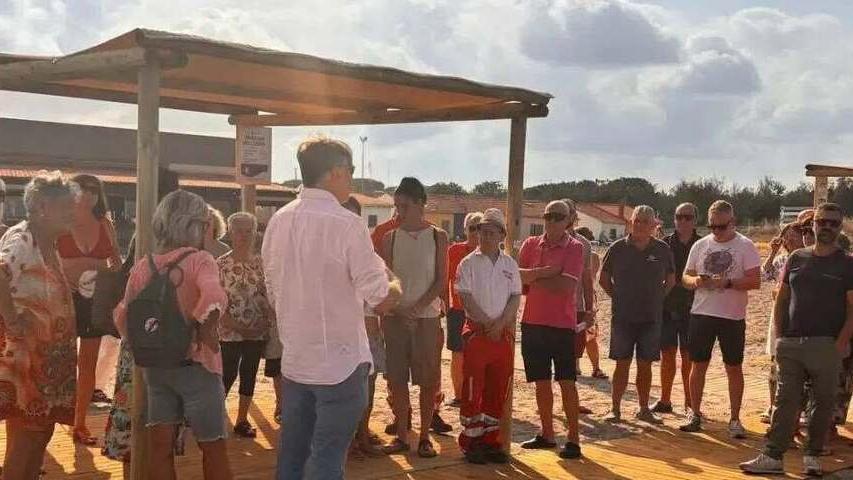 Vada, la spiaggia «inclusiva» divide: l’inaugurazione è una bagarre