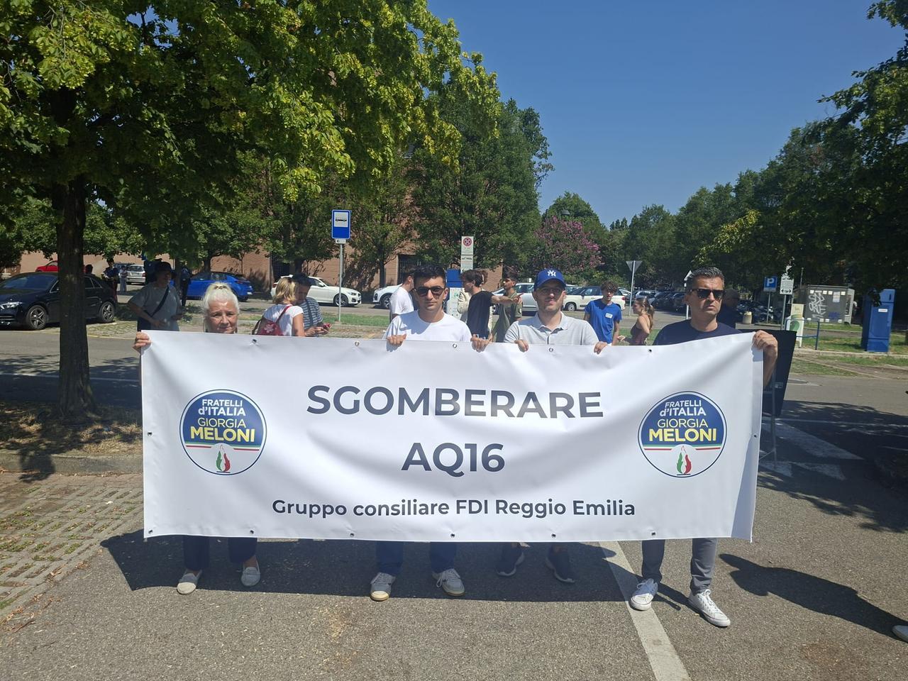Tensione davanti ad Aq16: FdI chiede lo sgombero, gli attivisti rispondono al presidio