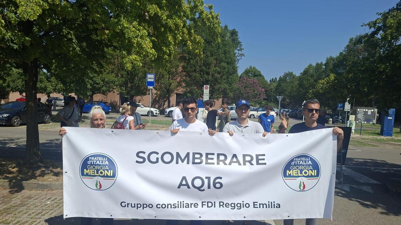 Tensione davanti ad Aq16: FdI chiede lo sgombero, gli attivisti rispondono al presidio