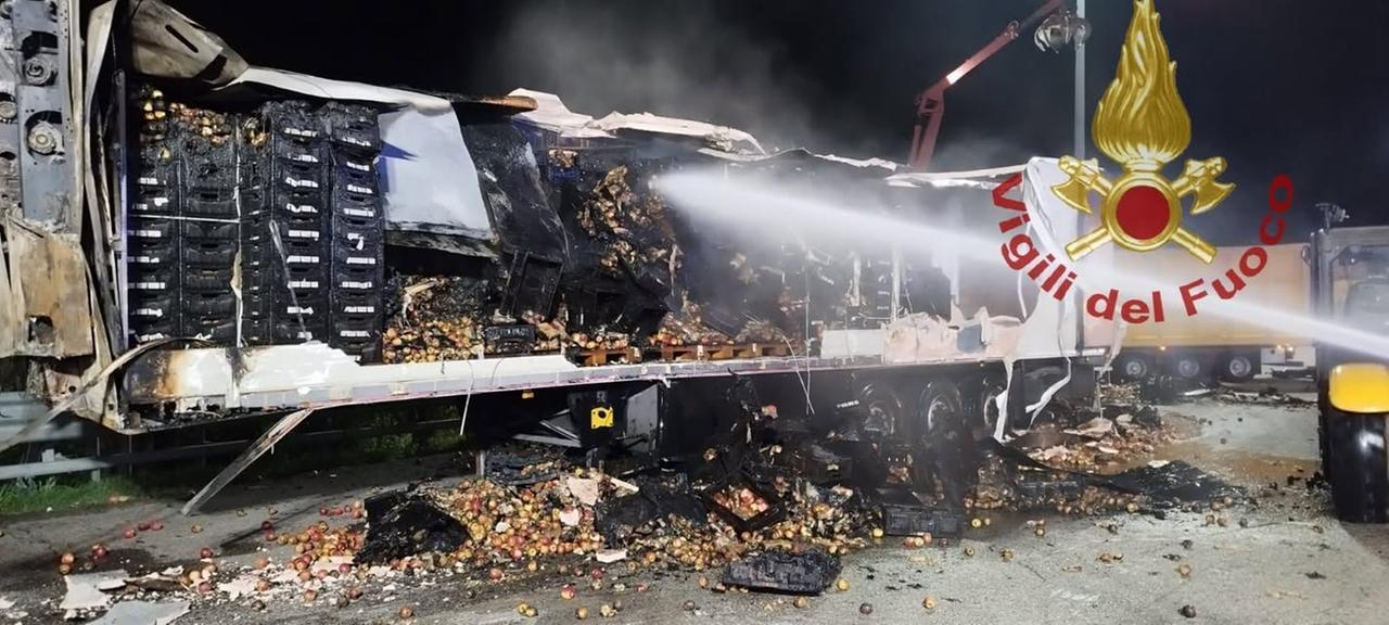 Tir a fuoco sull’A13, intervengono i vigili del fuoco di Ferrara: autostrada chiusa per due ore