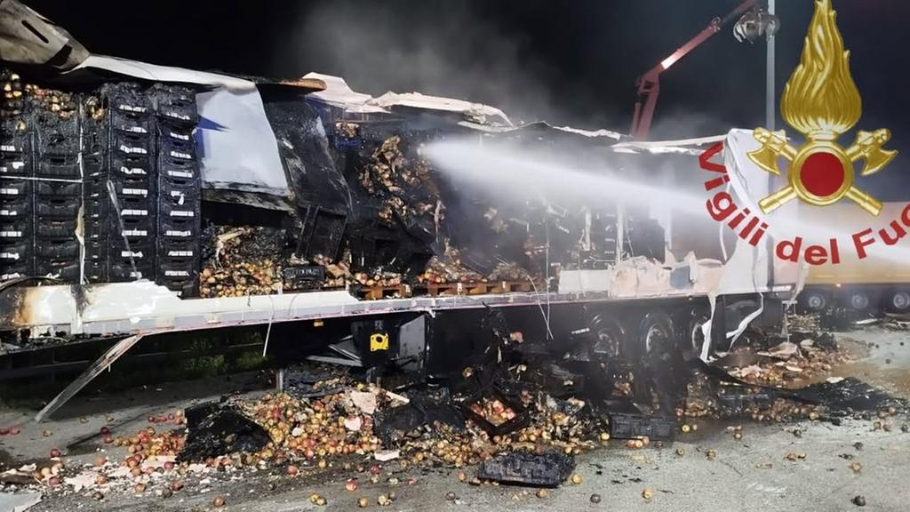Tir a fuoco sull’A13, intervengono i vigili del fuoco di Ferrara: autostrada chiusa per due ore