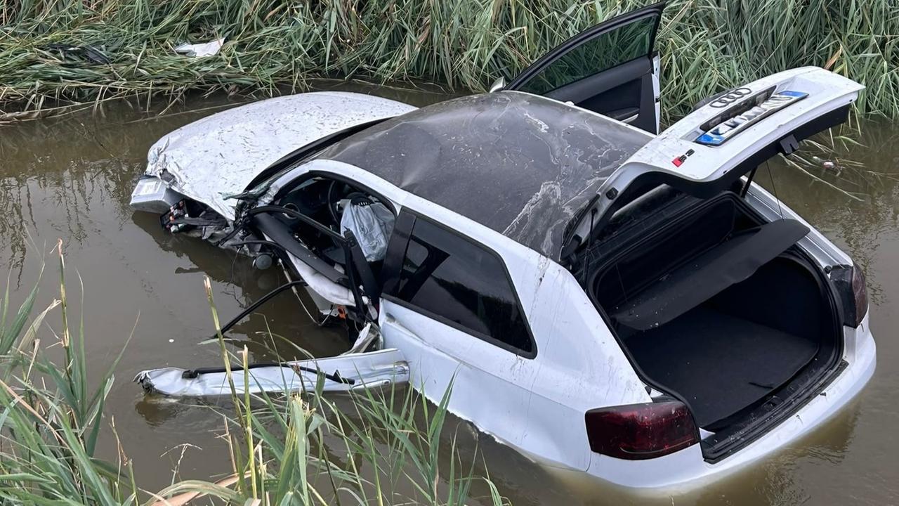 Codigoro, auto finisce nel fosso dopo l’incidente: ragazzo estratto dai vigili del fuoco
