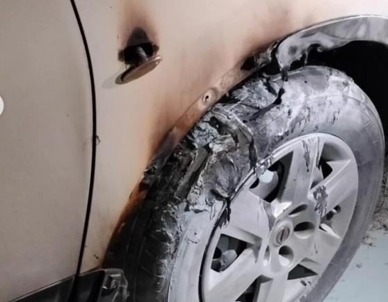 Cecina, due auto date alle fiamme nel parcheggio di Villa Guerrazzi