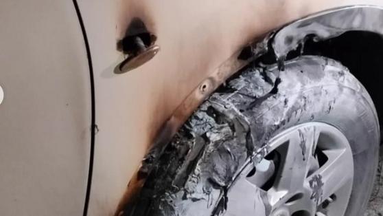 Un'auto danneggiata