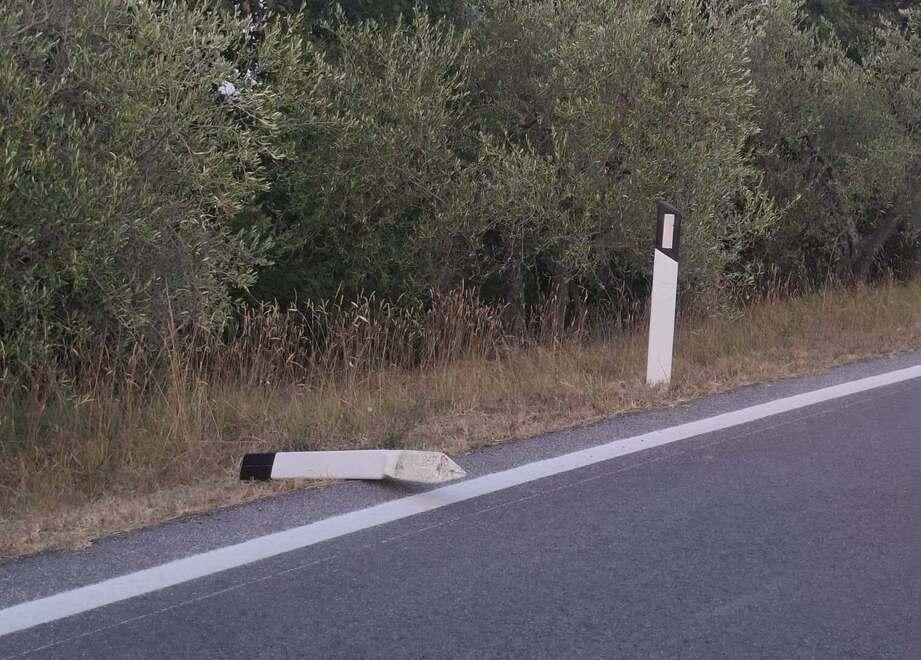 
	Un paletto divelto sul margine di via Terricciolese

