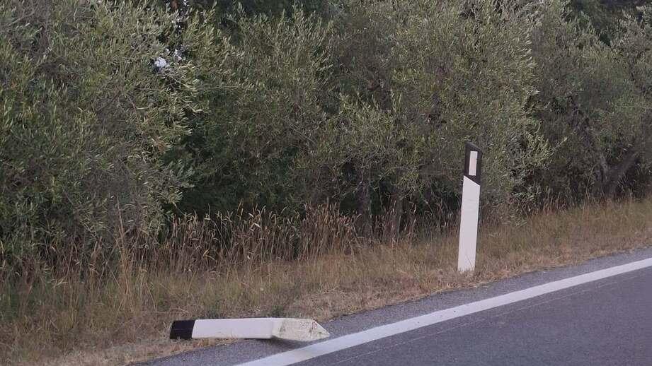 Un paletto divelto sul margine di via Terricciolese