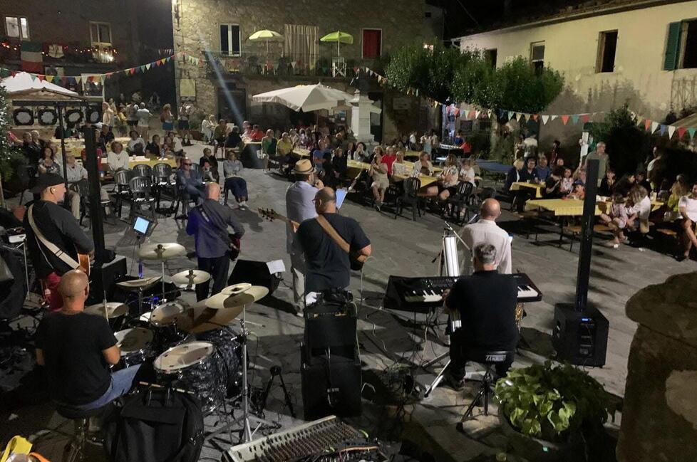 Una delle precedenti edizioni dell’iniziativa che si svolge nel paese più alto del comune di Bagni di Lucca, a quasi 900 metri