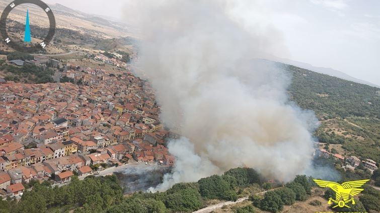Emergenza incendi: a Bonorva le fiamme minacciano le case, a Villasor interviene il Canadair – Cosa sta succedendo