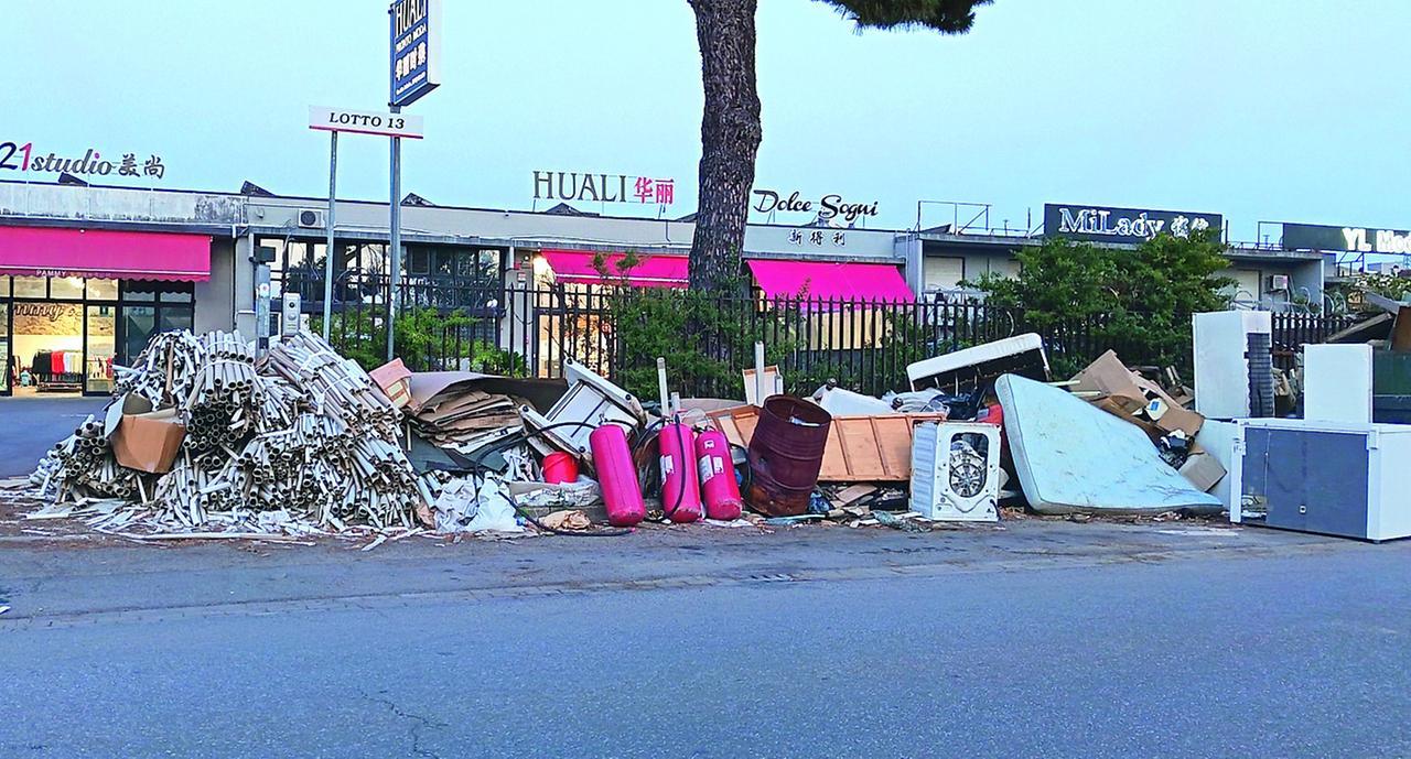 
	Rifiuti sul marciapiede in una strada del Macrolotto

