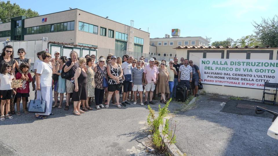 Il sit-in davanti alla sede di Frangerini (foto Stick)