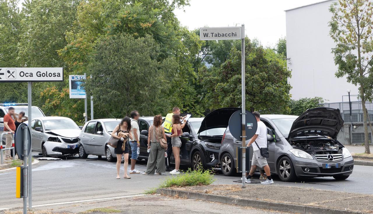 Tamponamento a catena tra 5 auto dopo il cavalcavia della Madonnina